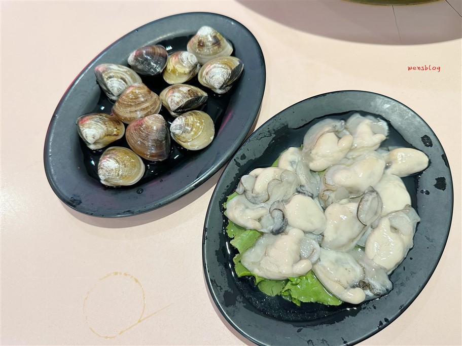 桃園八德。三好美平價火鍋，主打桌邊爆炒香噴噴的石頭火鍋，食材冰箱自取，想吃多少拿多少 @雯雯的玩樂地圖