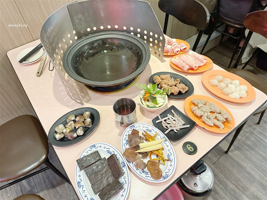 桃園八德。三好美平價火鍋，主打桌邊爆炒香噴噴的石頭火鍋，食材冰箱自取，想吃多少拿多少 @雯雯的玩樂地圖