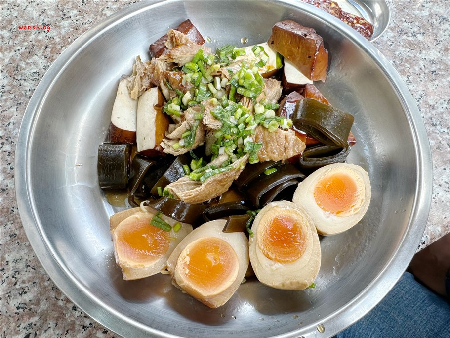 桃園大溪。老阿伯現滷豆干，大溪老街人氣排隊美食，無時無刻總是大排長龍 @雯雯的玩樂地圖