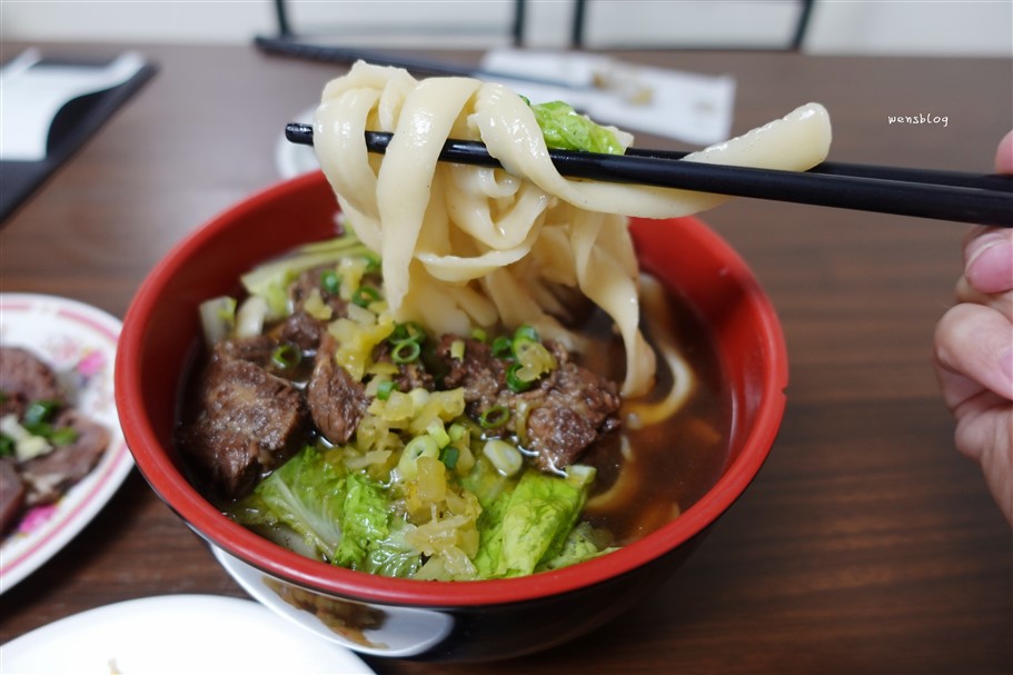 南投。梅園餡餅粥，中興新村老字號店家，用餐時段人潮滿滿 @雯雯的玩樂地圖