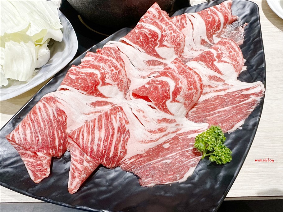 桃園中壢。築間幸福鍋物中壢威尼斯店，個人套餐400元起～點主鍋即可享自助蔬食吧吃到飽 @雯雯的玩樂地圖