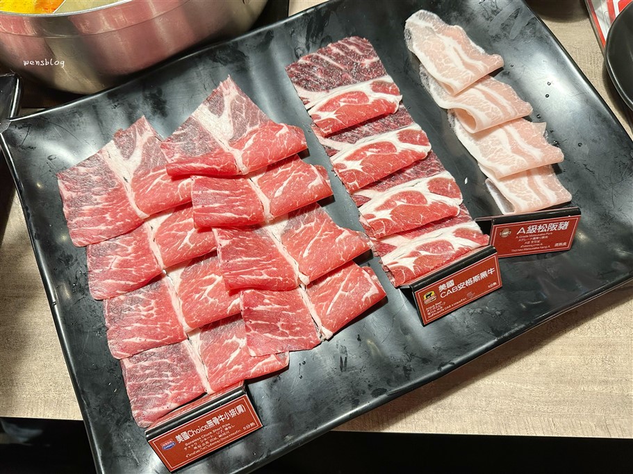 桃園中壢。新馬辣經典麻辣鍋桃園大江店，主打火鍋吃到飽，近期更是大升級，還有一整排的酒牆調酒任你選 @雯雯的玩樂地圖