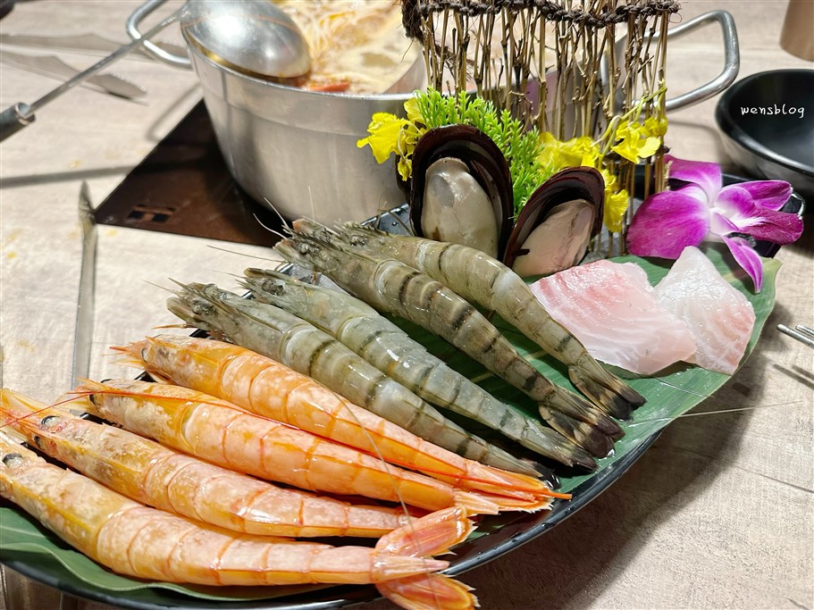 桃園中壢。新馬辣經典麻辣鍋桃園大江店,主打火鍋吃到飽,近期更是大升級,還有一整排的酒牆調酒任你選 @雯雯的玩樂地圖 桃園中壢。新馬辣經典麻辣鍋桃園大江店,主打火鍋吃到飽,近期更是大升級,還有一整排的酒牆調酒任你選 @雯雯的玩樂地圖