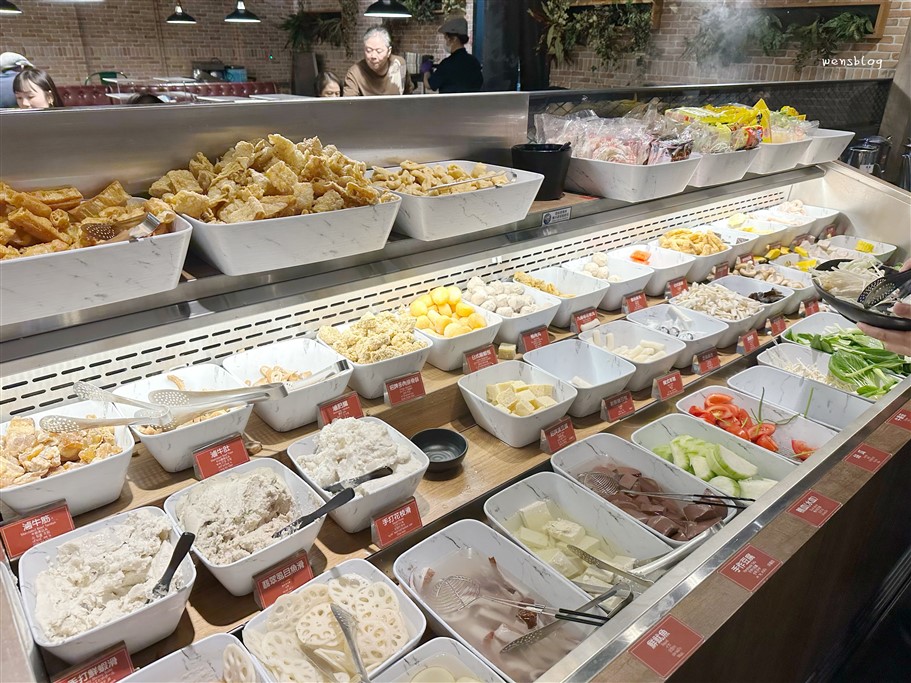 桃園中壢。新馬辣經典麻辣鍋桃園大江店,主打火鍋吃到飽,近期更是大升級,還有一整排的酒牆調酒任你選 @雯雯的玩樂地圖 桃園中壢。新馬辣經典麻辣鍋桃園大江店,主打火鍋吃到飽,近期更是大升級,還有一整排的酒牆調酒任你選 @雯雯的玩樂地圖