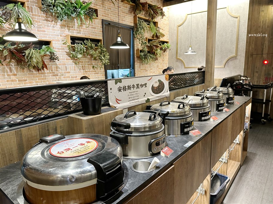 桃園中壢。新馬辣經典麻辣鍋桃園大江店，主打火鍋吃到飽，近期更是大升級，還有一整排的酒牆調酒任你選 @雯雯的玩樂地圖