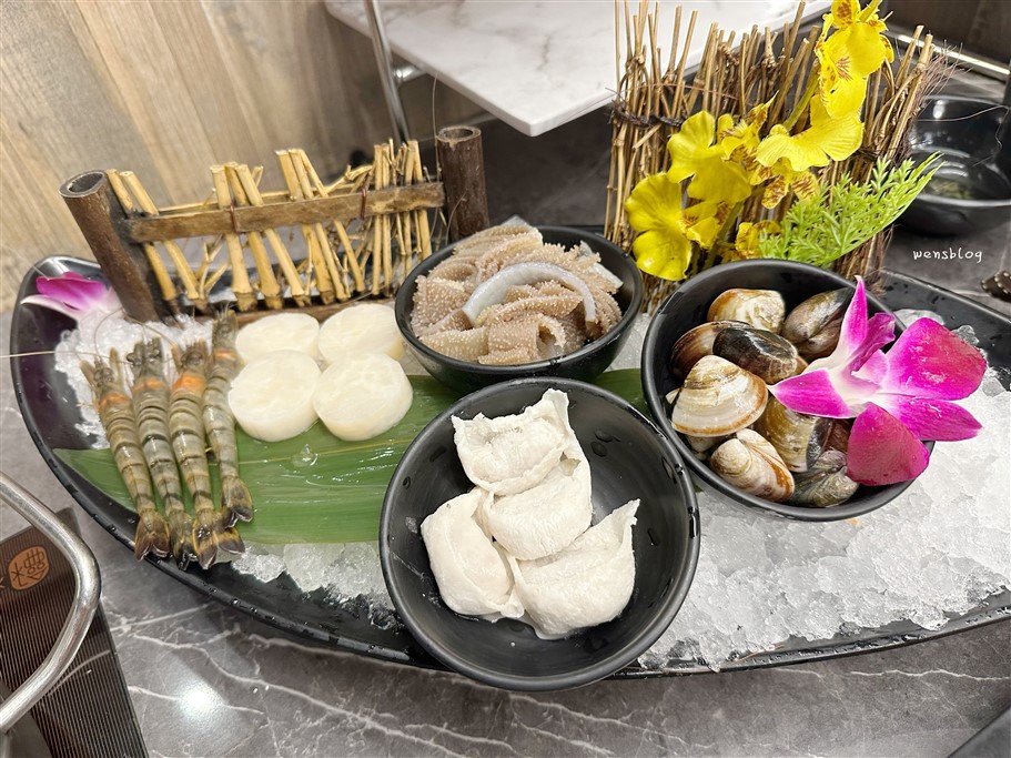 桃園中壢。新馬辣經典麻辣鍋桃園大江店,主打火鍋吃到飽,近期更是大升級,還有一整排的酒牆調酒任你選 @雯雯的玩樂地圖 桃園中壢。新馬辣經典麻辣鍋桃園大江店,主打火鍋吃到飽,近期更是大升級,還有一整排的酒牆調酒任你選 @雯雯的玩樂地圖