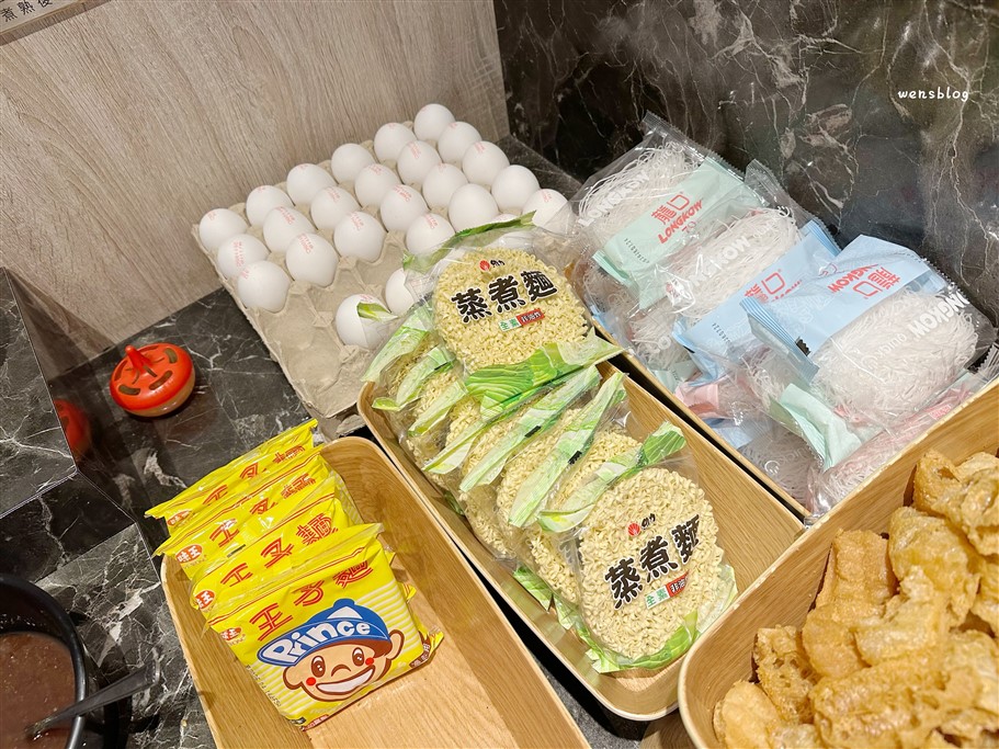 桃園中壢。築間幸福鍋物中壢威尼斯店，個人套餐400元起～點主鍋即可享自助蔬食吧吃到飽 @雯雯的玩樂地圖