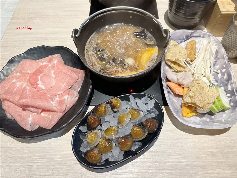 桃園中壢。築間幸福鍋物中壢威尼斯店，個人套餐400元起～點主鍋即可享自助蔬食吧吃到飽 @雯雯的玩樂地圖