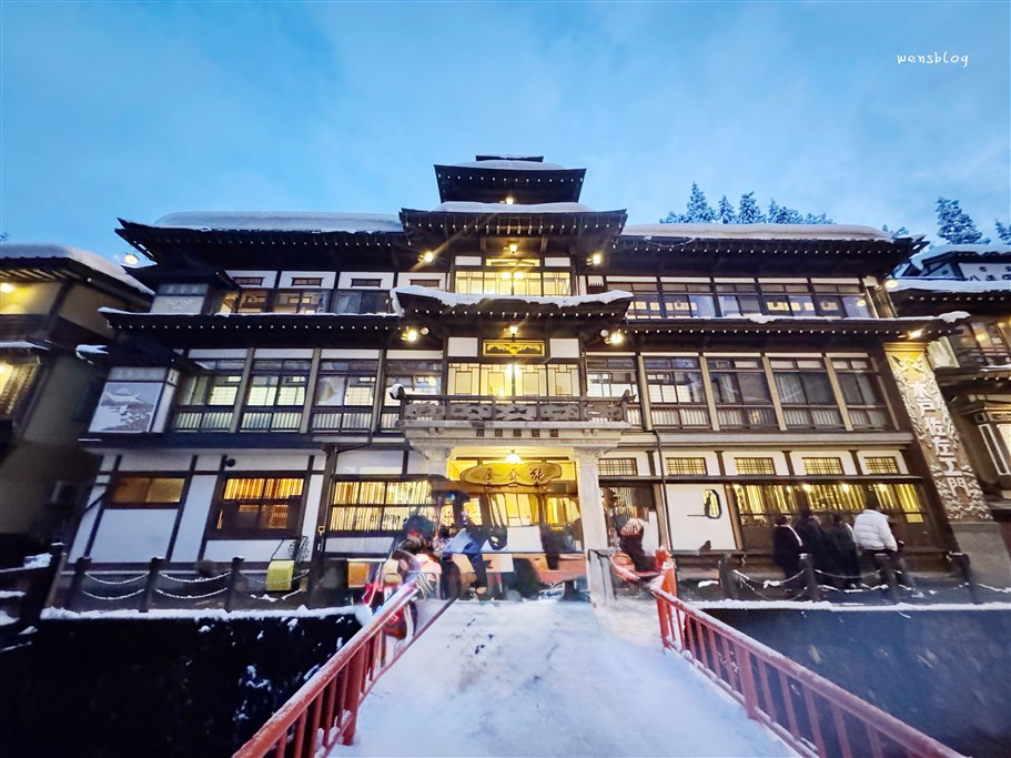 日本旅遊。東北景點銀山溫泉，充滿日式懷舊風情的溫泉鄉，雪景與木造建築的融合，美哭了～ @雯雯的玩樂地圖
