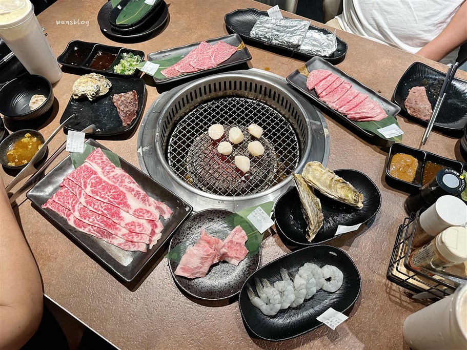 桃園中壢。吃肉肉燒肉專門店中壢店，主打A5和牛、豪華海鮮、獨家手搖飲，食材選擇豐富 @雯雯的玩樂地圖