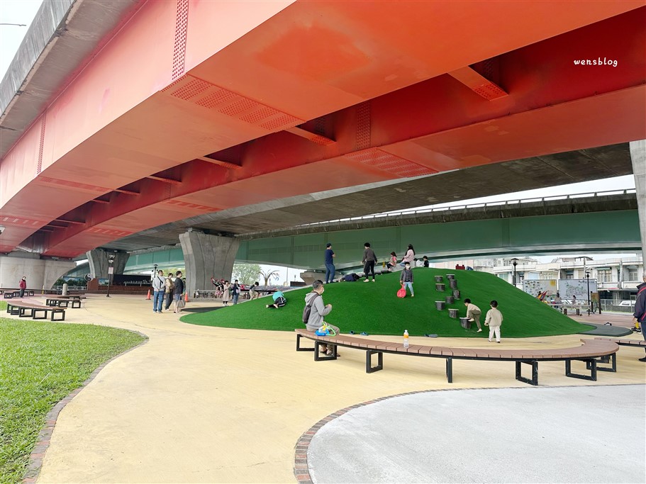 宜蘭礁溪。二龍之心公園,藏身在高架橋下,結合在地龍舟文化,打造的親子公園 @雯雯的玩樂地圖 宜蘭礁溪。二龍之心公園,藏身在高架橋下,結合在地龍舟文化,打造的親子公園 @雯雯的玩樂地圖