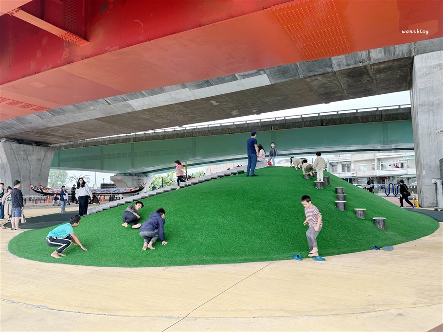 宜蘭礁溪。二龍之心公園，藏身在高架橋下，結合在地龍舟文化，打造的親子公園 @雯雯的玩樂地圖
