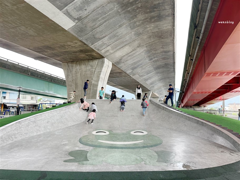 宜蘭礁溪。二龍之心公園,藏身在高架橋下,結合在地龍舟文化,打造的親子公園 @雯雯的玩樂地圖 宜蘭礁溪。二龍之心公園,藏身在高架橋下,結合在地龍舟文化,打造的親子公園 @雯雯的玩樂地圖