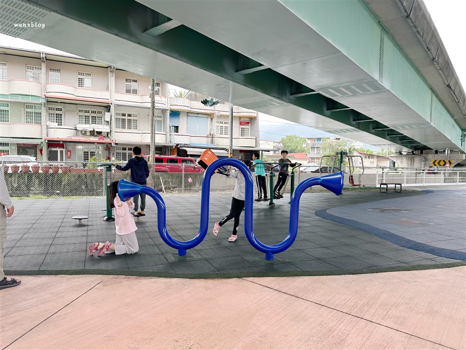 宜蘭礁溪。二龍之心公園,藏身在高架橋下,結合在地龍舟文化,打造的親子公園 @雯雯的玩樂地圖 宜蘭礁溪。二龍之心公園,藏身在高架橋下,結合在地龍舟文化,打造的親子公園 @雯雯的玩樂地圖