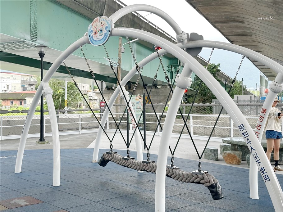 宜蘭礁溪。二龍之心公園，藏身在高架橋下，結合在地龍舟文化，打造的親子公園 @雯雯的玩樂地圖