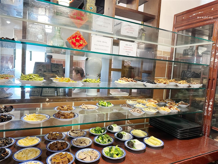 苗栗苑裡。大鼎夏荷牛肉麵館,來豪宅吃牛肉麵，還有提供免費豆花吃到飽 @雯雯的玩樂地圖