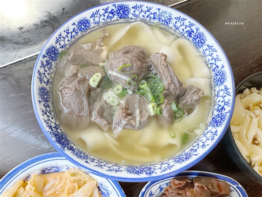 苗栗苑裡。大鼎夏荷牛肉麵館,來豪宅吃牛肉麵，還有提供免費豆花吃到飽 @雯雯的玩樂地圖