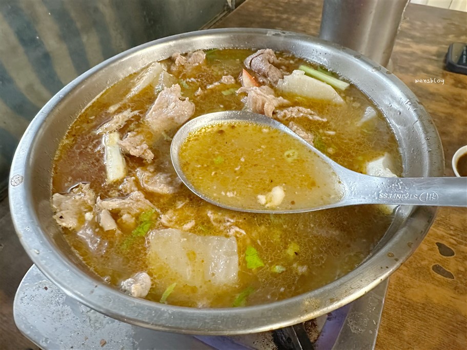 新竹北區。西市汕頭館總店，隱藏在城隍廟旁市場內的超人氣老店，主打沙茶火鍋 @雯雯的玩樂地圖