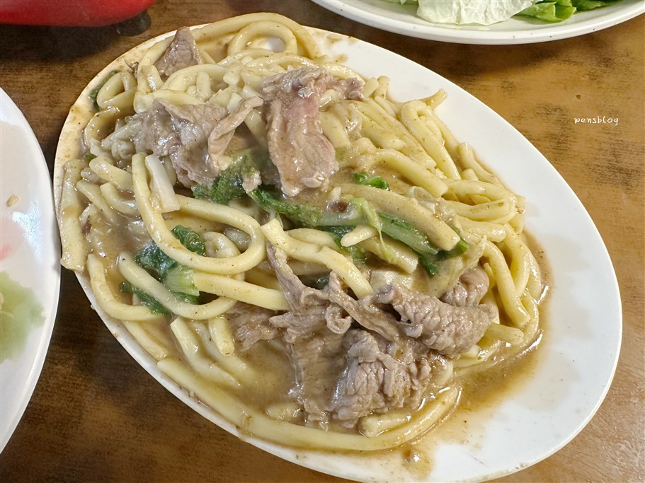 新竹北區。西市汕頭館總店，隱藏在城隍廟旁市場內的超人氣老店，主打沙茶火鍋 @雯雯的玩樂地圖