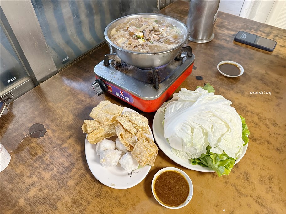 新竹北區。西市汕頭館總店，隱藏在城隍廟旁市場內的超人氣老店，主打沙茶火鍋 @雯雯的玩樂地圖