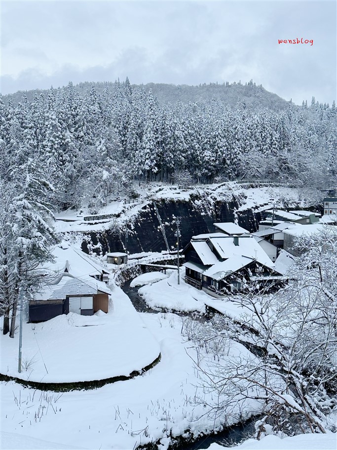 日本旅遊。東北景點銀山溫泉，充滿日式懷舊風情的溫泉鄉，雪景與木造建築的融合，美哭了～ @雯雯的玩樂地圖