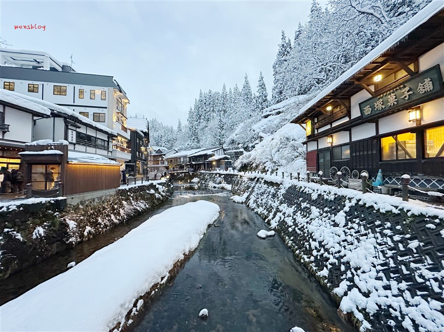 日本旅遊。東北景點銀山溫泉，充滿日式懷舊風情的溫泉鄉，雪景與木造建築的融合，美哭了～ @雯雯的玩樂地圖