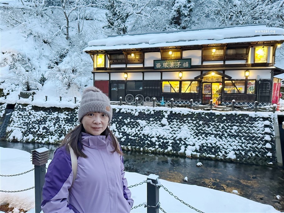 日本旅遊。東北景點銀山溫泉，充滿日式懷舊風情的溫泉鄉，雪景與木造建築的融合，美哭了～ @雯雯的玩樂地圖