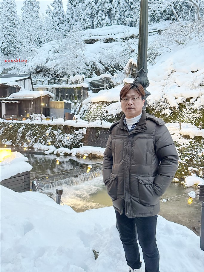 日本旅遊。東北景點銀山溫泉，充滿日式懷舊風情的溫泉鄉，雪景與木造建築的融合，美哭了～ @雯雯的玩樂地圖