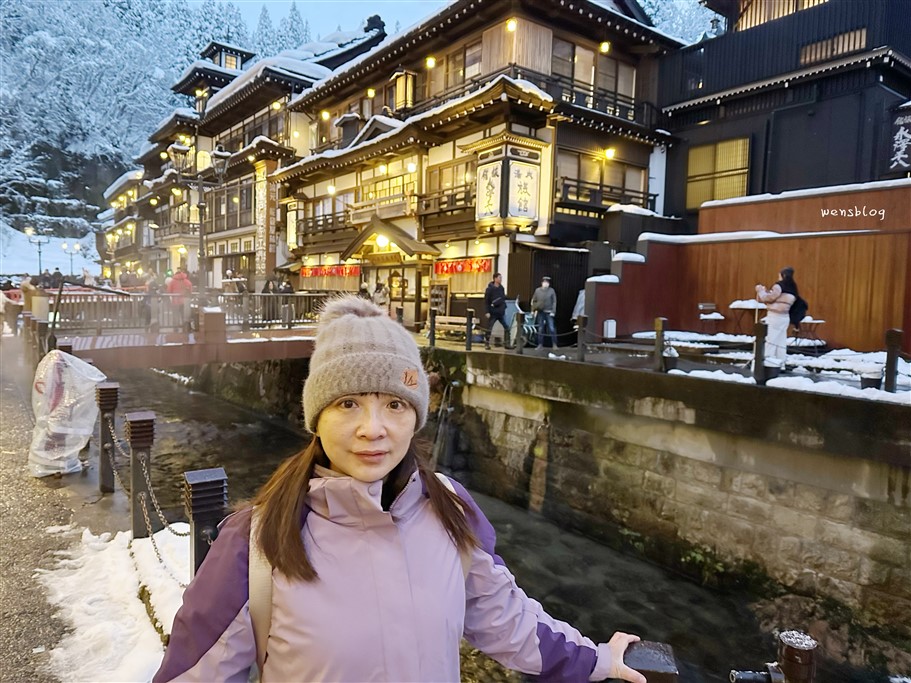 日本旅遊。東北景點銀山溫泉，充滿日式懷舊風情的溫泉鄉，雪景與木造建築的融合，美哭了～ @雯雯的玩樂地圖