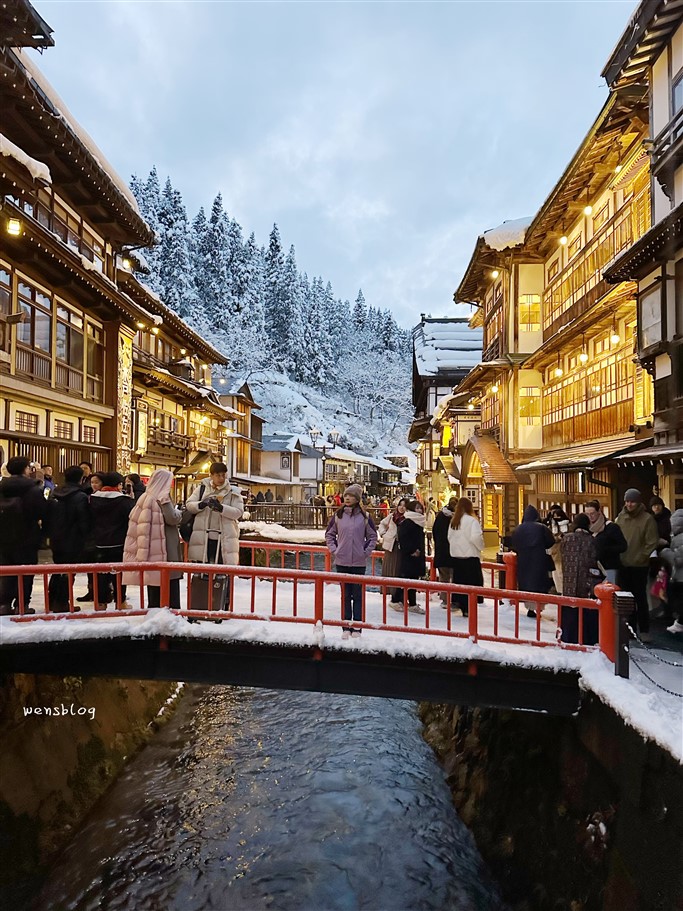 日本旅遊。東北景點銀山溫泉，充滿日式懷舊風情的溫泉鄉，雪景與木造建築的融合，美哭了～ @雯雯的玩樂地圖