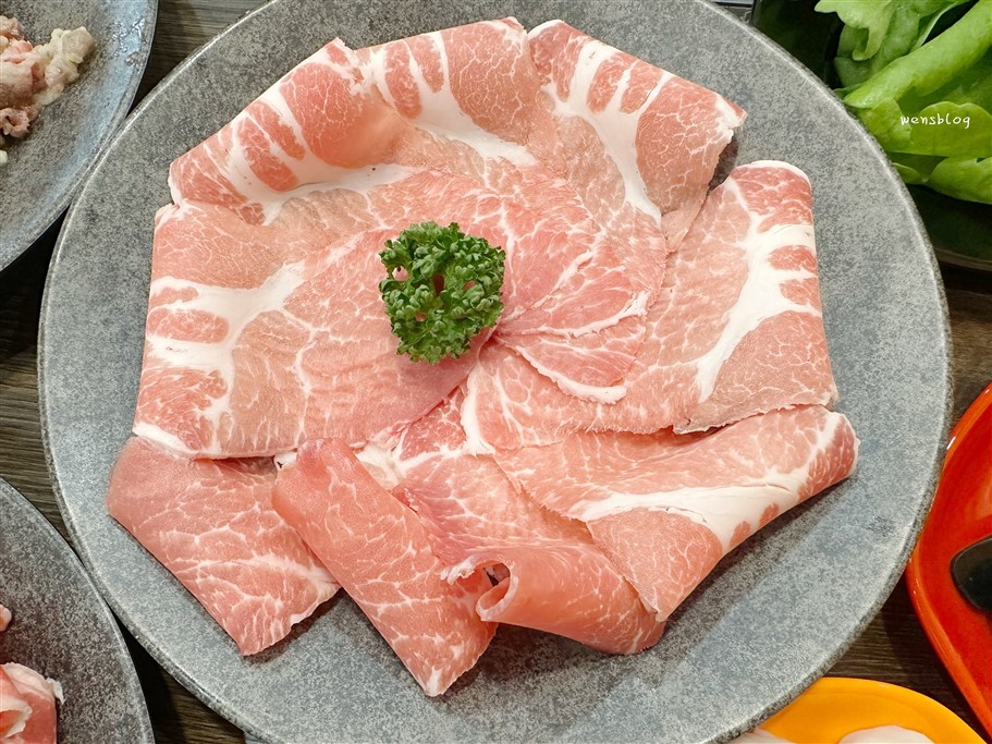 桃園中壢。賣魚郎石頭火鍋，青埔特區新開幕，以海鮮為核心，新鮮程度沒話說 @雯雯的玩樂地圖