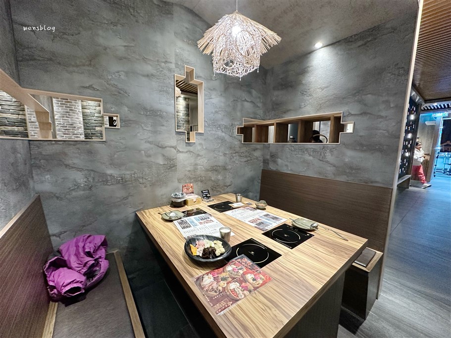 桃園中壢。十二段堂鍋物桃園中壢店，主打個人鍋物及豐富食材的自助吧 @雯雯的玩樂地圖