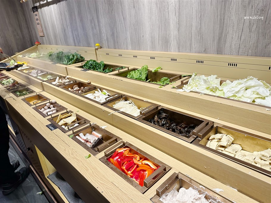 桃園中壢。十二段堂鍋物桃園中壢店，主打個人鍋物及豐富食材的自助吧 @雯雯的玩樂地圖