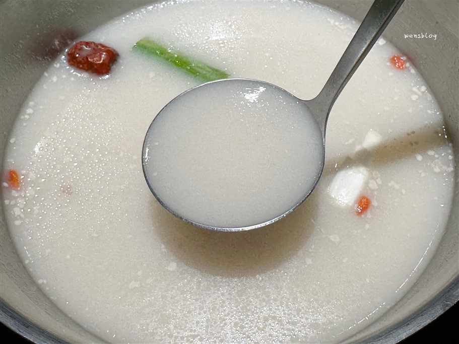 桃園中壢。十二段堂鍋物桃園中壢店，主打個人鍋物及豐富食材的自助吧 @雯雯的玩樂地圖