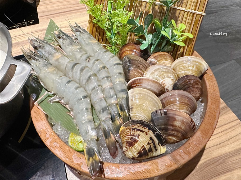 桃園中壢。十二段堂鍋物桃園中壢店，主打個人鍋物及豐富食材的自助吧 @雯雯的玩樂地圖