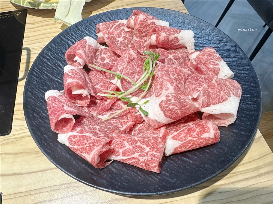 桃園中壢。蒔野鍋物，個人精緻獨享鍋、多樣化的湯頭選擇，以及蔬菜自助吧吃到飽 @雯雯的玩樂地圖