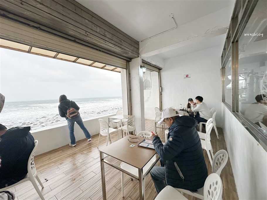 新北金山。洋荳子咖啡館，以藍、白為基調的建築物，沒有用餐時間的限制，想要久聊的朋友絕對很適合 @雯雯的玩樂地圖