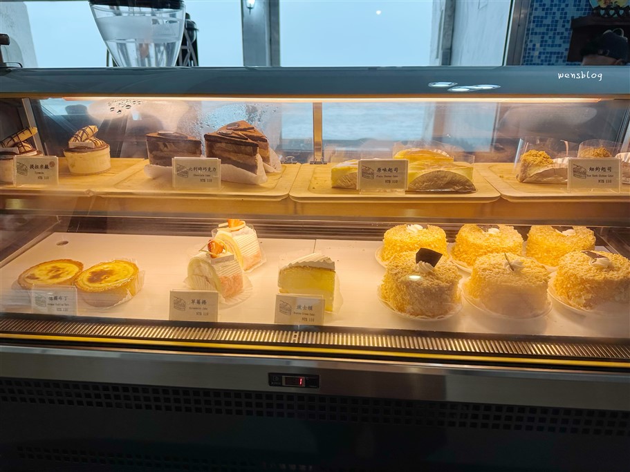 新北金山。洋荳子咖啡館，以藍、白為基調的建築物，沒有用餐時間的限制，想要久聊的朋友絕對很適合 @雯雯的玩樂地圖