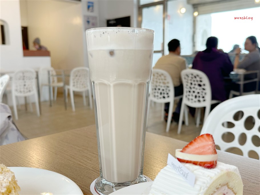 新北金山。洋荳子咖啡館，以藍、白為基調的建築物，沒有用餐時間的限制，想要久聊的朋友絕對很適合 @雯雯的玩樂地圖