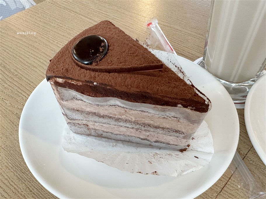 新北金山。洋荳子咖啡館，以藍、白為基調的建築物，沒有用餐時間的限制，想要久聊的朋友絕對很適合 @雯雯的玩樂地圖