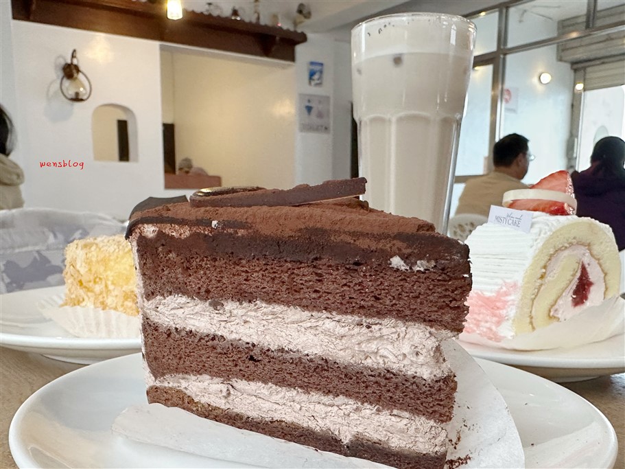 新北金山。洋荳子咖啡館，以藍、白為基調的建築物，沒有用餐時間的限制，想要久聊的朋友絕對很適合 @雯雯的玩樂地圖