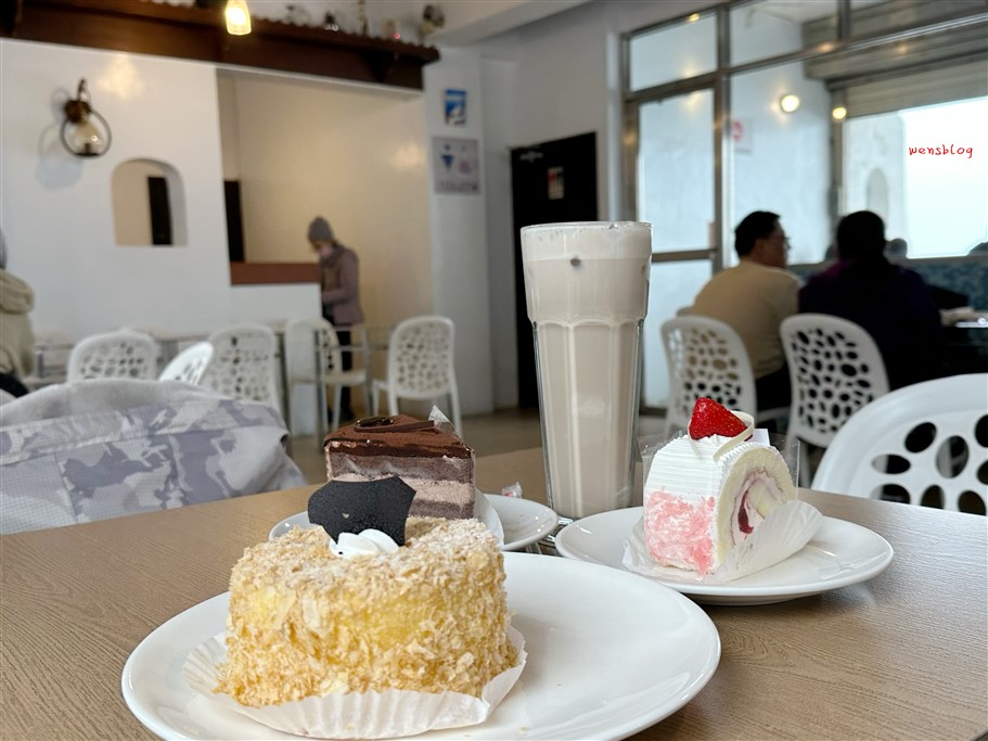 新北金山。洋荳子咖啡館，以藍、白為基調的建築物，沒有用餐時間的限制，想要久聊的朋友絕對很適合 @雯雯的玩樂地圖