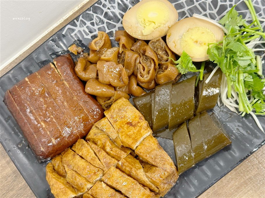 宜蘭礁溪。三民大飯店,各大媒體介紹,一桶桶滷的透亮的滷味不要錯過 @雯雯的玩樂地圖