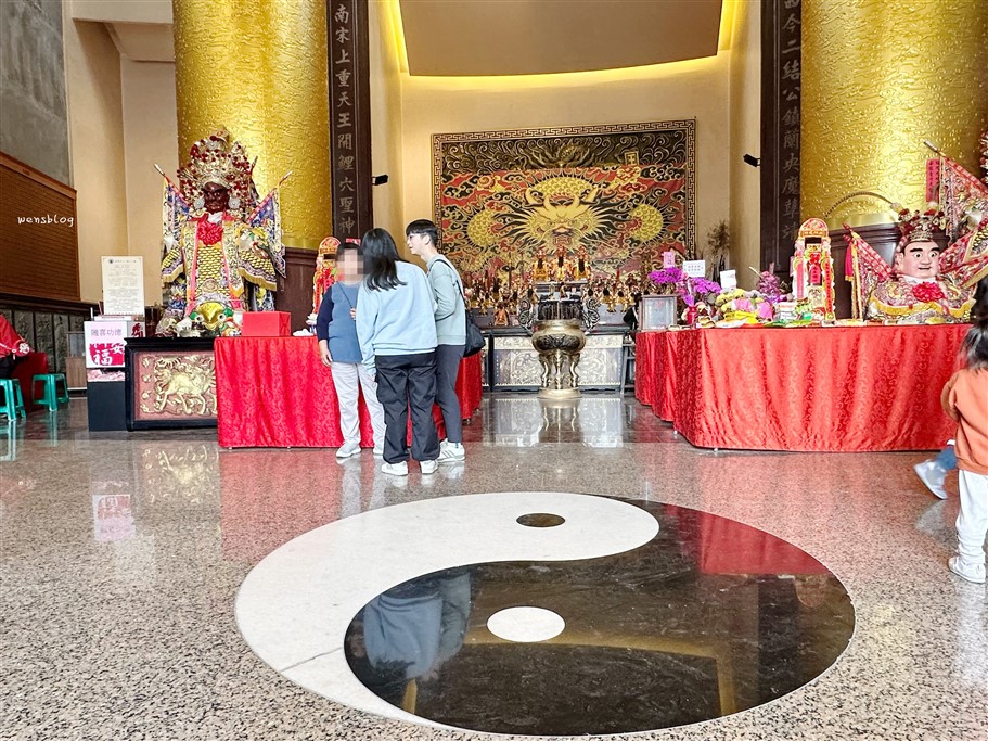 宜蘭五結。二結王公廟，融合日式建築元素的特色廟宇，還有必拍高達6米金光閃閃招財寶樹 @雯雯的玩樂地圖