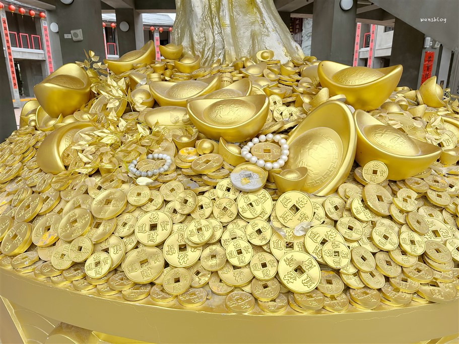 宜蘭五結。二結王公廟，融合日式建築元素的特色廟宇，還有必拍高達6米金光閃閃招財寶樹 @雯雯的玩樂地圖