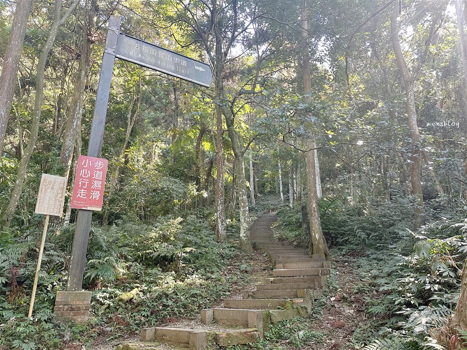 新竹北埔。五指山猴洞一線天，有如山中版的摸乳巷，僅容一人通過之寬度 @雯雯的玩樂地圖