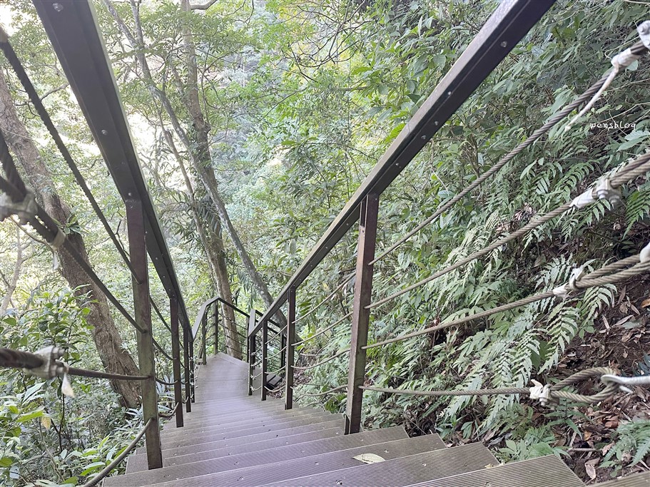 新竹北埔。五指山猴洞一線天，有如山中版的摸乳巷，僅容一人通過之寬度 @雯雯的玩樂地圖