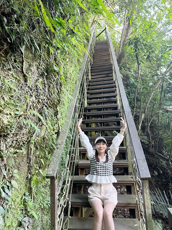 新竹北埔。五指山猴洞一線天，有如山中版的摸乳巷，僅容一人通過之寬度 @雯雯的玩樂地圖