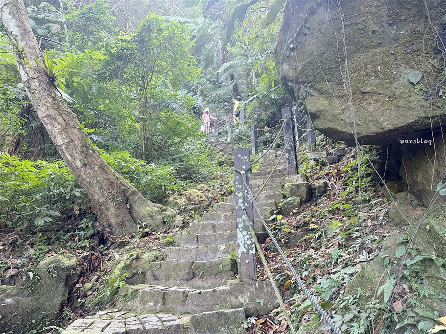 新竹北埔。五指山猴洞一線天，有如山中版的摸乳巷，僅容一人通過之寬度 @雯雯的玩樂地圖