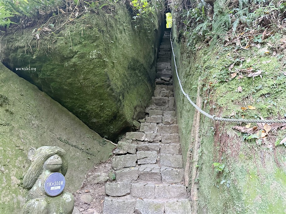 新竹北埔。五指山猴洞一線天，有如山中版的摸乳巷，僅容一人通過之寬度 @雯雯的玩樂地圖